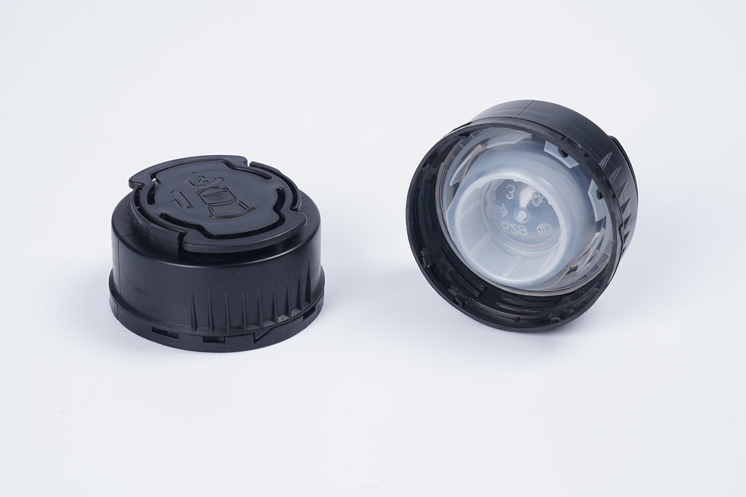 Oil cap with measuring insert