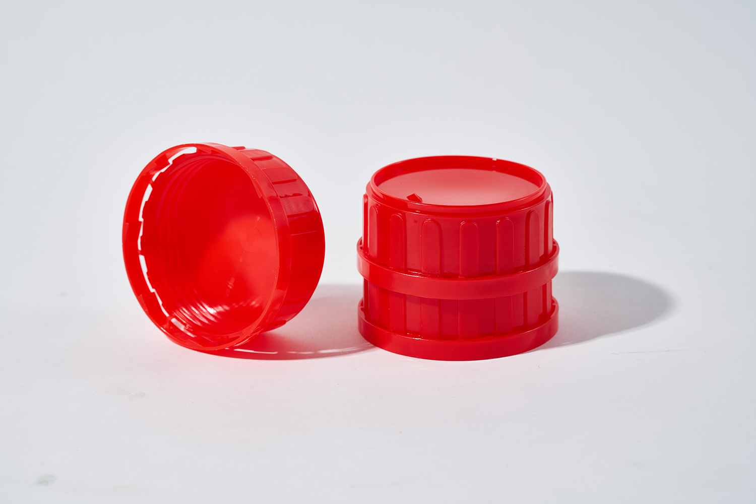 Child‑resistant motor oil cap