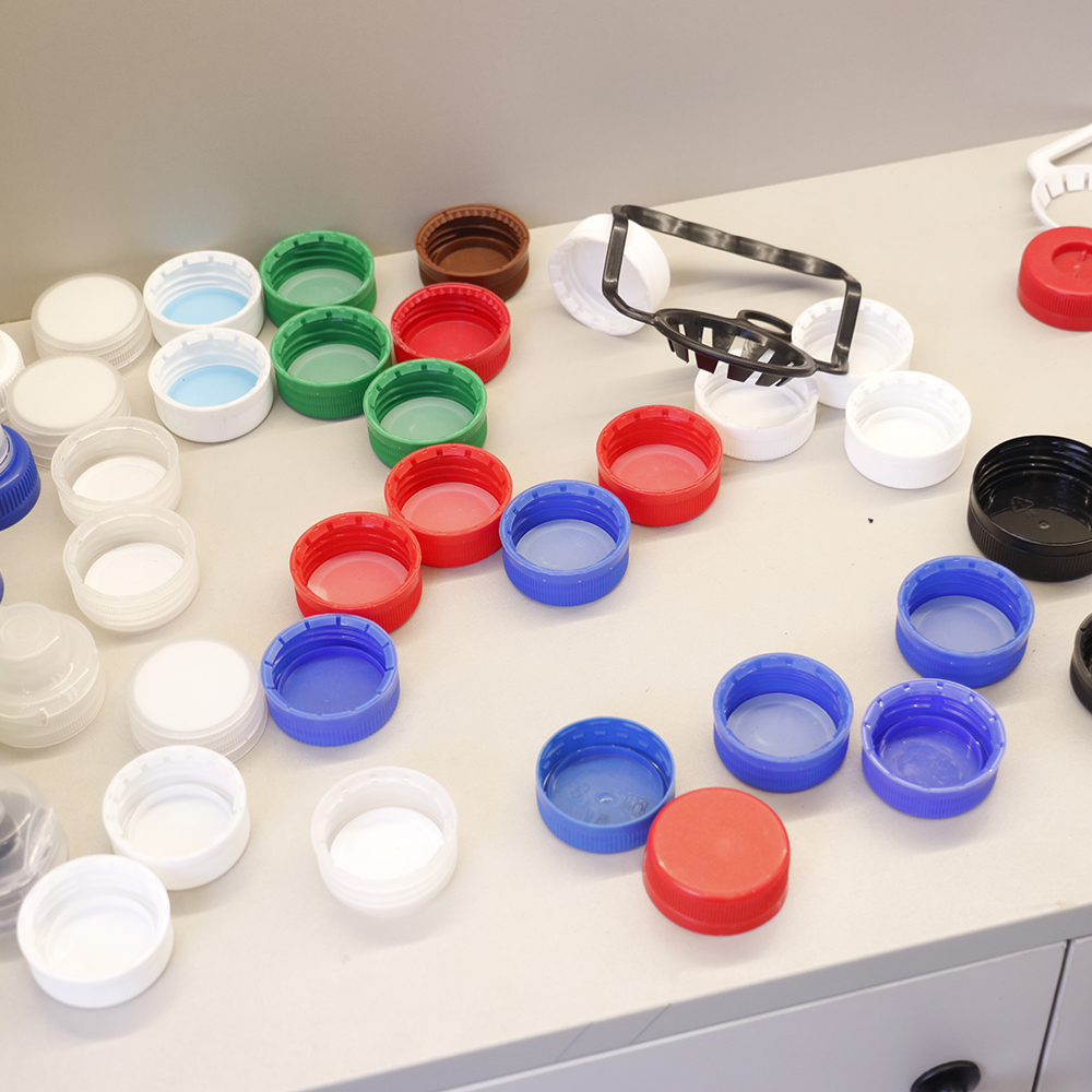 Hot-fill beverage cap sample